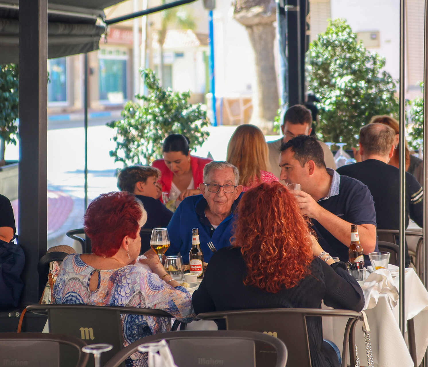 comensales en terraza