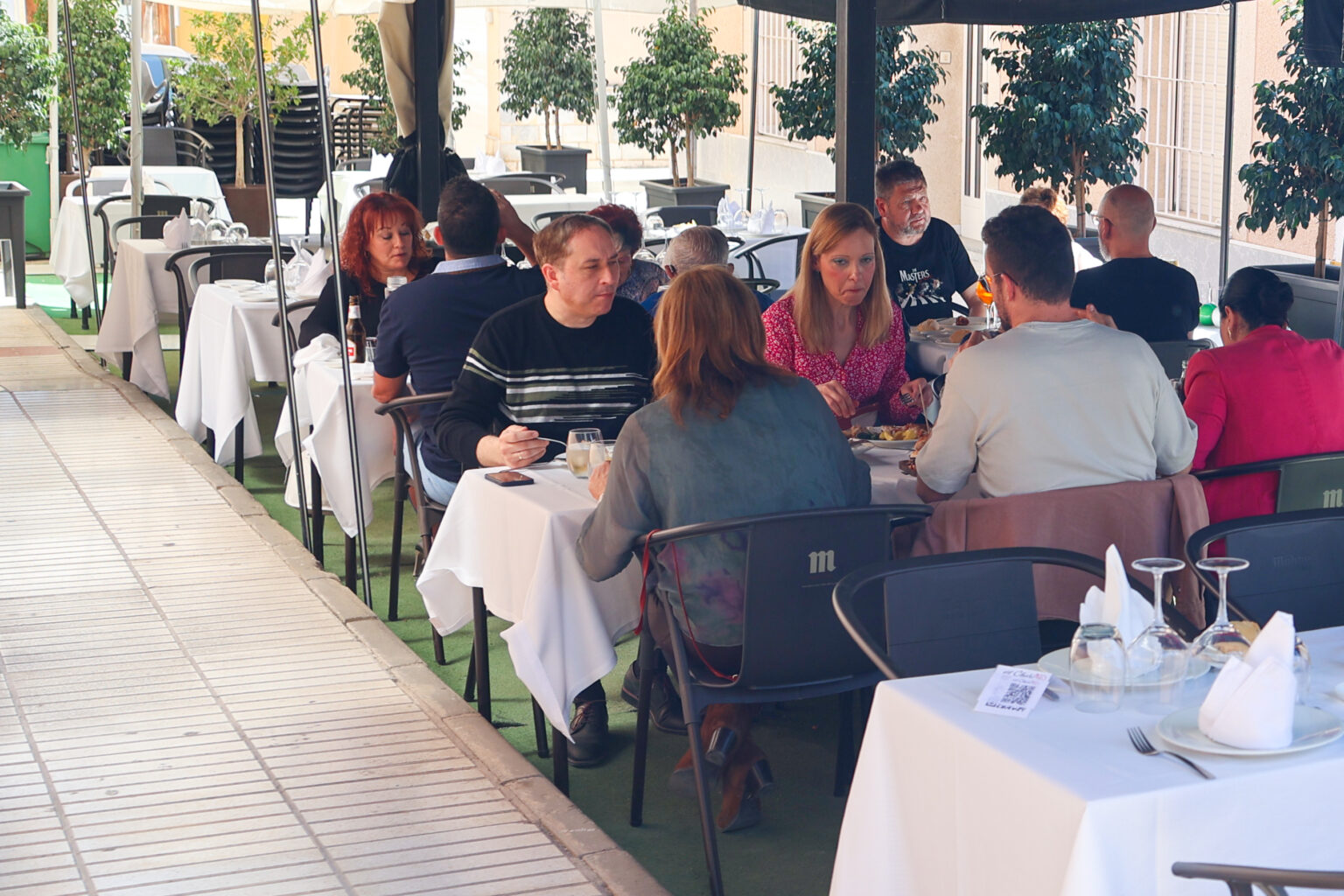 gente comiendo terraza